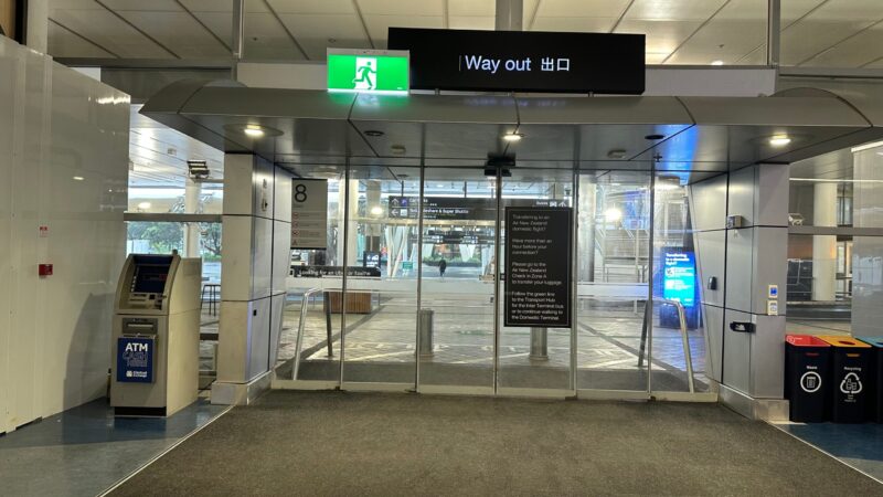 オークランド空港出口8