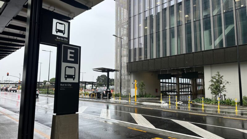 オークランド空港バス乗り場E