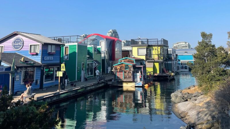 カラフルな水上住宅