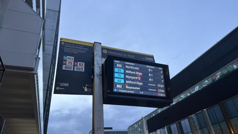 オークランドのバス停