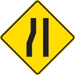 Road narrows aheadの標識