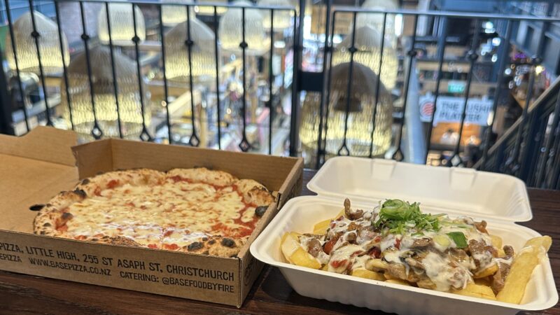 リバーサイド・マーケット（Riverside Market）で食べたピザとポテト